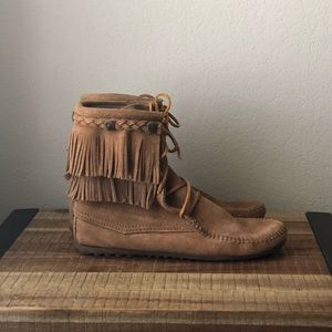 Mid-height fringe moccasin Minnetonka boots